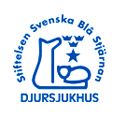 Bl� stj�rnans djursjukhus i Bor�s har veterin�rer som specialiserat sig i hundens och kattens sjukdomar. De �r idag n�stan 40 medarbetare varav 9 veterin�rer som �rligen hj�lper 16 000 djur med varierande �kommor